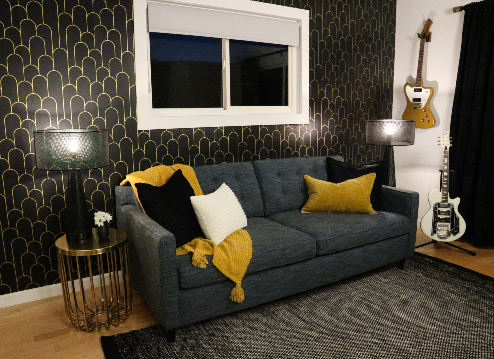 Exemple d'une petite chambre d'amis moderne avec un mur noir, un sol noir et du papier peint.