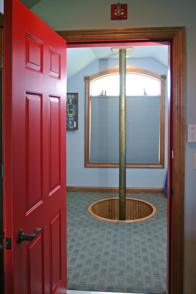 Large elegant attached three-car garage photo in Milwaukee