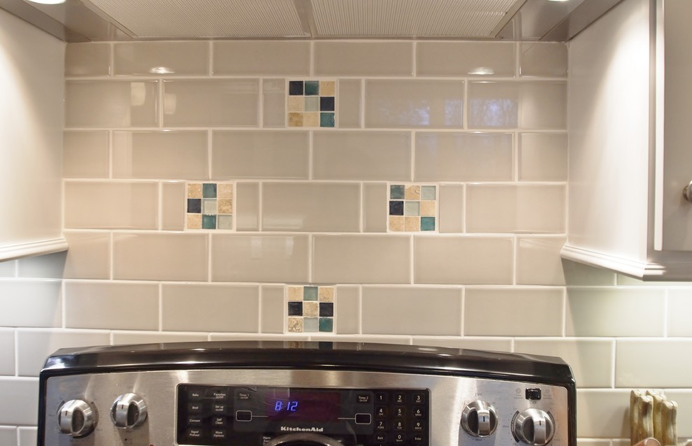 Inspiration for a mid-sized transitional kitchen remodel