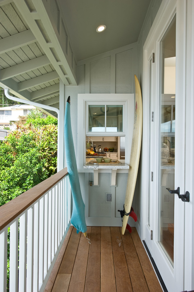 Small beach style balcony in Hawaii with a roof extension.