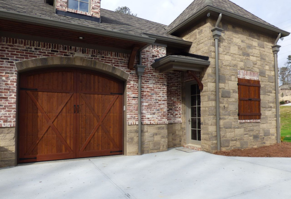 Mountain style one-car garage photo in Atlanta