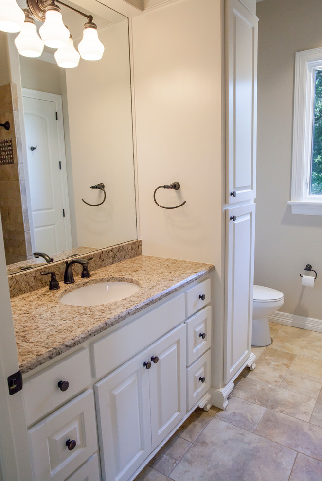 Example of a transitional home design design in Dallas