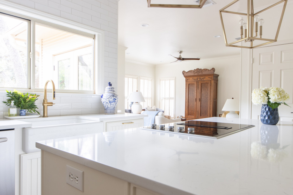 Kitchen - kitchen idea in Austin