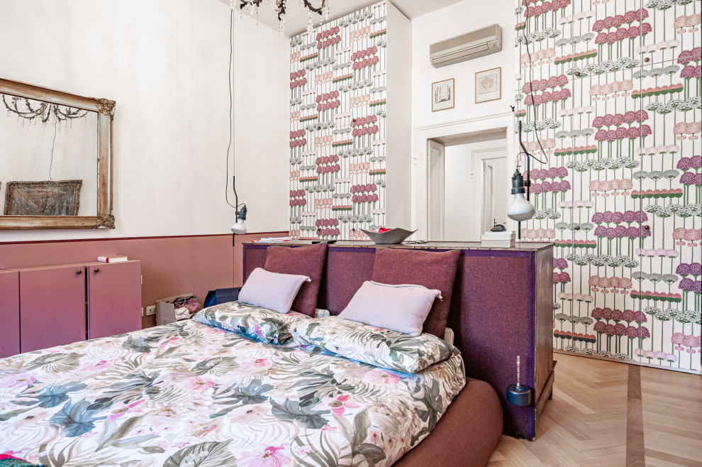 Réalisation d'une chambre parentale bohème de taille moyenne avec un mur violet, parquet clair, un sol beige et du papier peint.