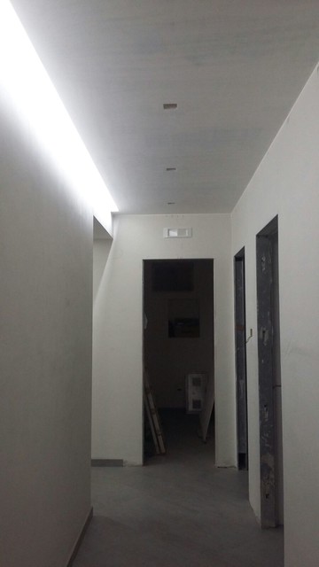 Foto di un piccolo ingresso o corridoio moderno con pareti bianche e pavimento in gres porcellanato