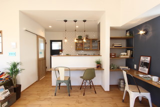 白いミッドセンチュリースタイルのおしゃれなダイニングのインテリア