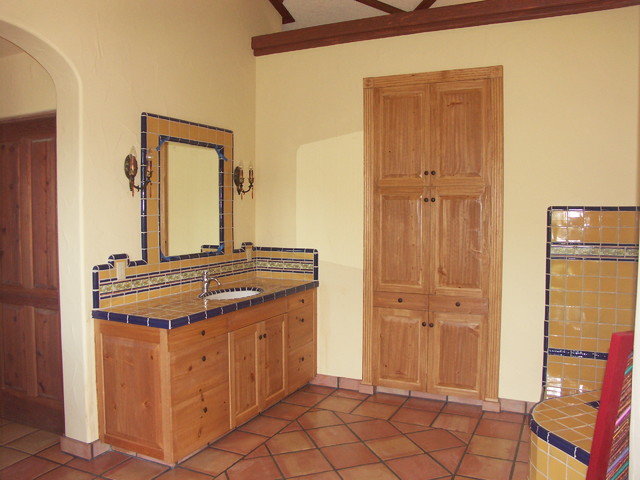 California Hacienda Bath mediterran-badezimmer