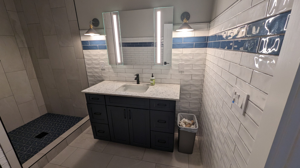 Mittelgroßes Modernes Badezimmer mit Schrankfronten im Shaker-Stil, Quarzwerkstein-Waschtisch und Einzelwaschbecken in Sonstige