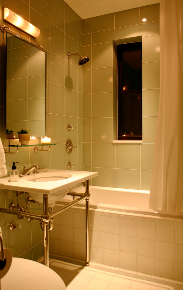 Источник вдохновения для домашнего уюта: маленькая ванная комната в стиле модернизм с открытыми фасадами, белыми фасадами, ванной в нише, душем в нише, унитазом-моноблоком, зеленой плиткой, стеклянной плиткой, зелеными стенами, мраморным полом, врезной раковиной, мраморной столешницей, разноцветным полом, шторкой для ванной, белой столешницей, тумбой под одну раковину и напольной тумбой для на участке и в саду