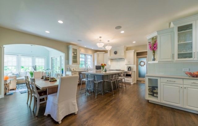 Transitional kitchen photo in Chicago