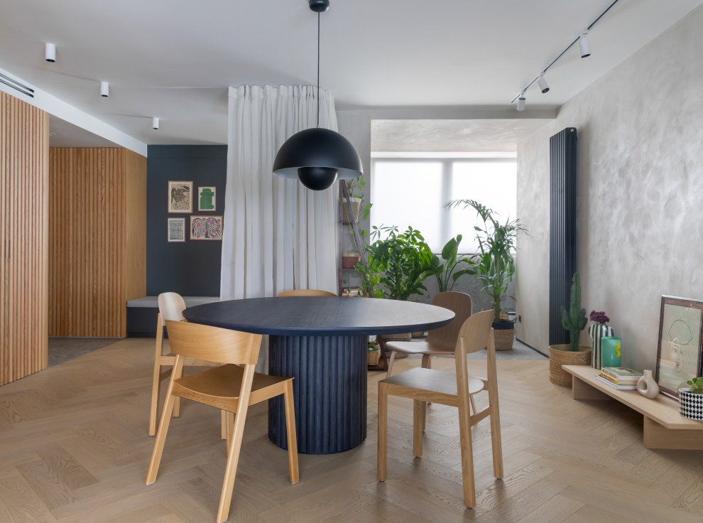 Diseño de comedor escandinavo grande con paredes beige, suelo de madera clara y cortinas