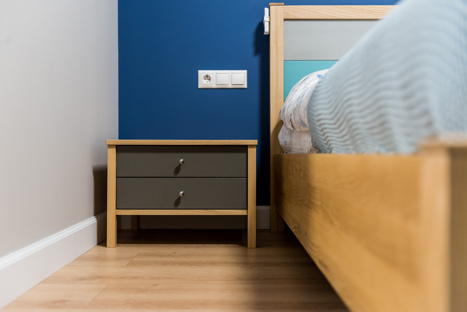 Спальня в современных материалах