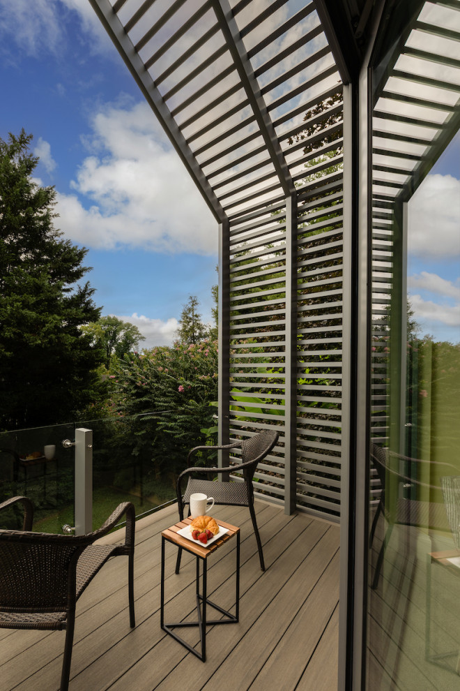 Modelo de balcones moderno de tamaño medio en anexo de casas con privacidad y barandilla de metal