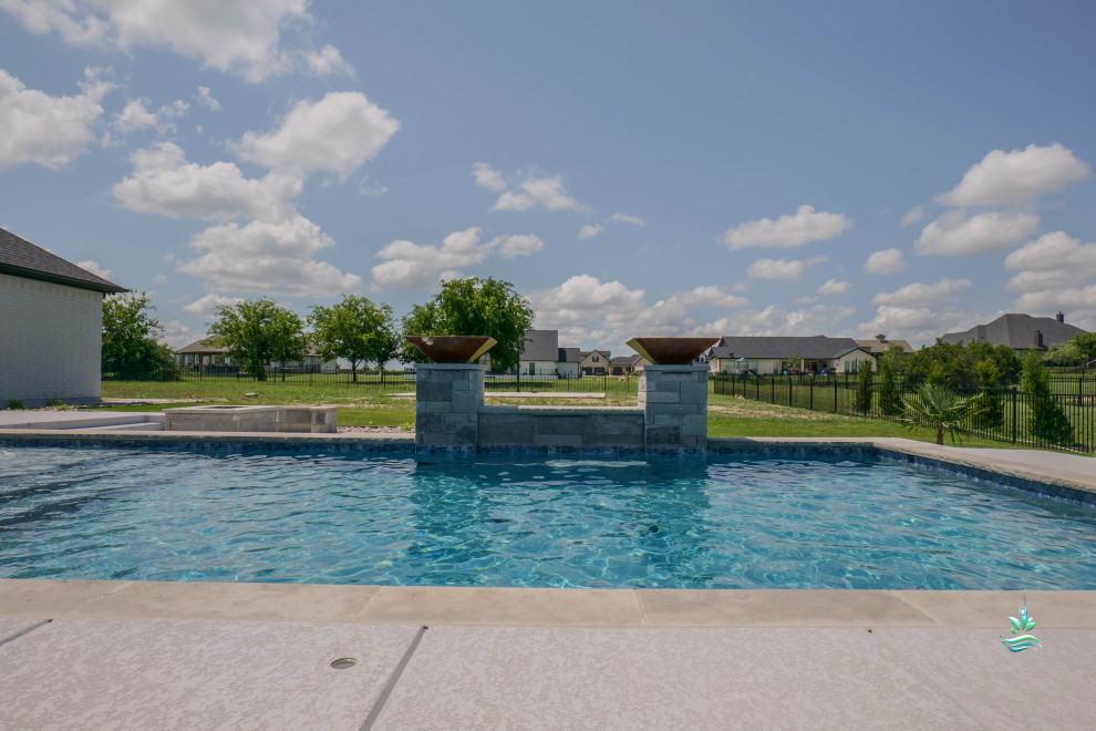 Foto de piscina natural retro extra grande rectangular en patio trasero con privacidad y entablado