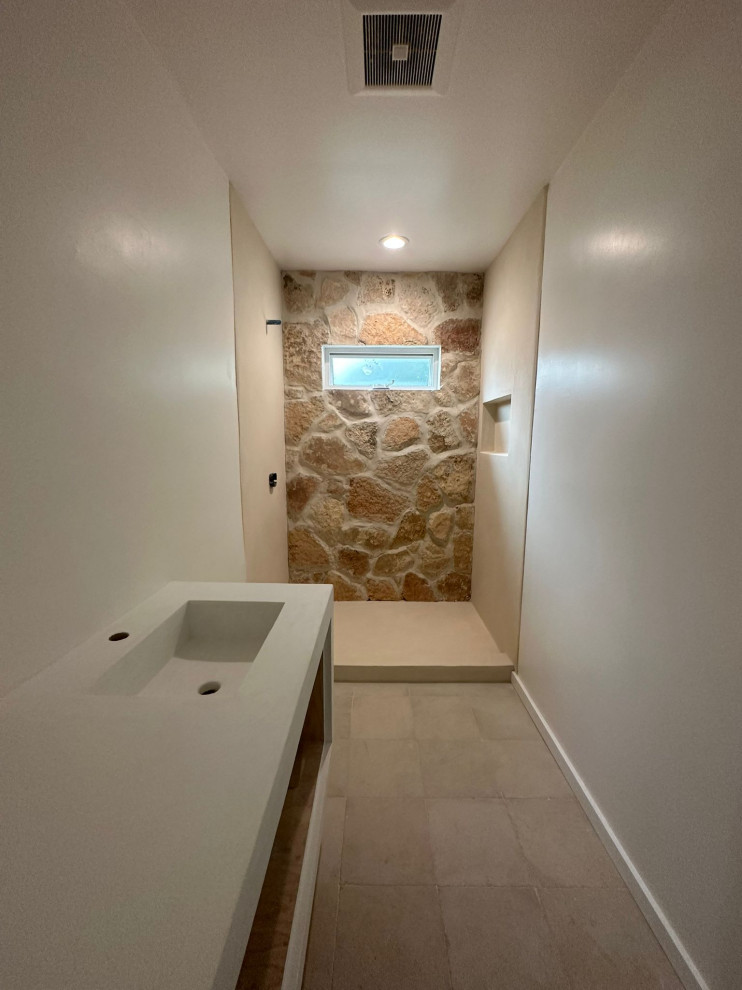На фото: ванная комната в стиле рустика с открытым душем, керамической плиткой, бежевыми стенами, полом из керамической плитки, врезной раковиной, бежевым полом, открытым душем, нишей и тумбой под одну раковину