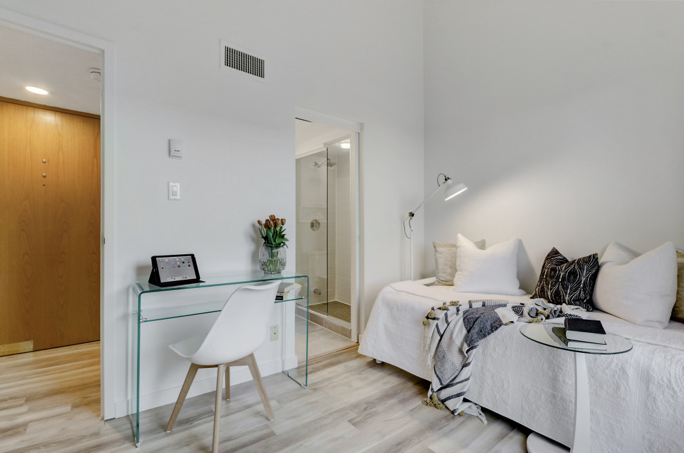 Imagen de habitación de invitados abovedada de estilo de casa de campo de tamaño medio con paredes blancas y suelo de piedra caliza