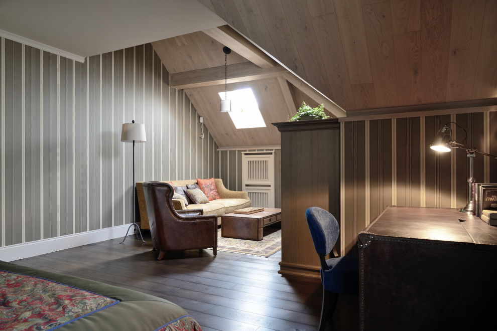 Идея дизайна: большая гостевая спальня (комната для гостей) на мансарде в викторианском стиле с зелеными стенами, темным паркетным полом, коричневым полом, деревянным потолком и обоями на стенах