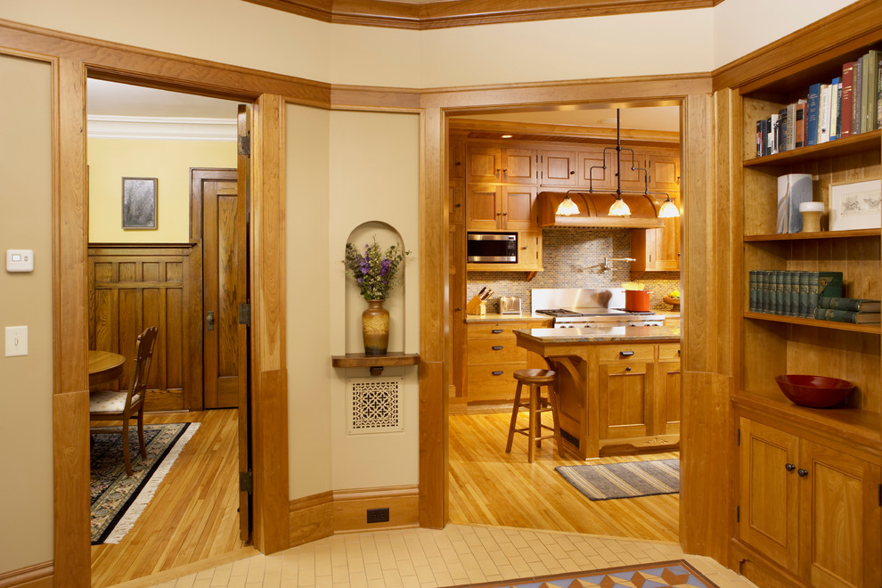 Design ideas for a traditional hallway in Minneapolis with beige walls.
