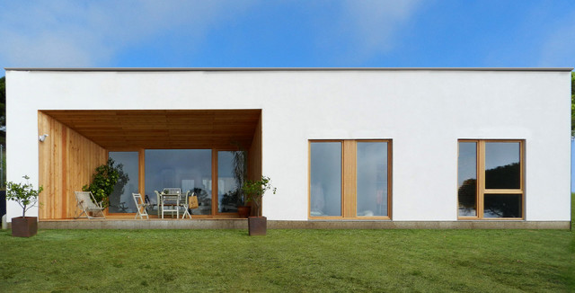 Una casa autosuficiente: sin conexi&oacute;n a la red el&eacute;ctrica modern-exterior