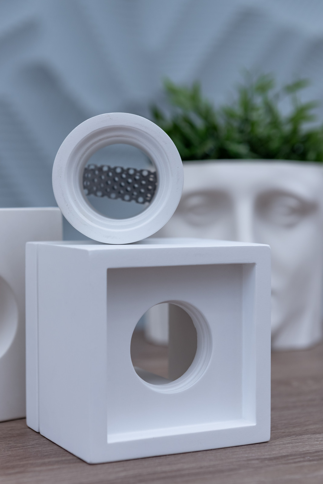 Шоу-рум гипсовой лепнины и светильников в Перми