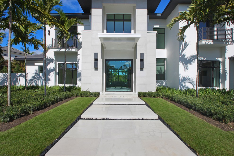 This is an example of a tropical entryway in Miami.