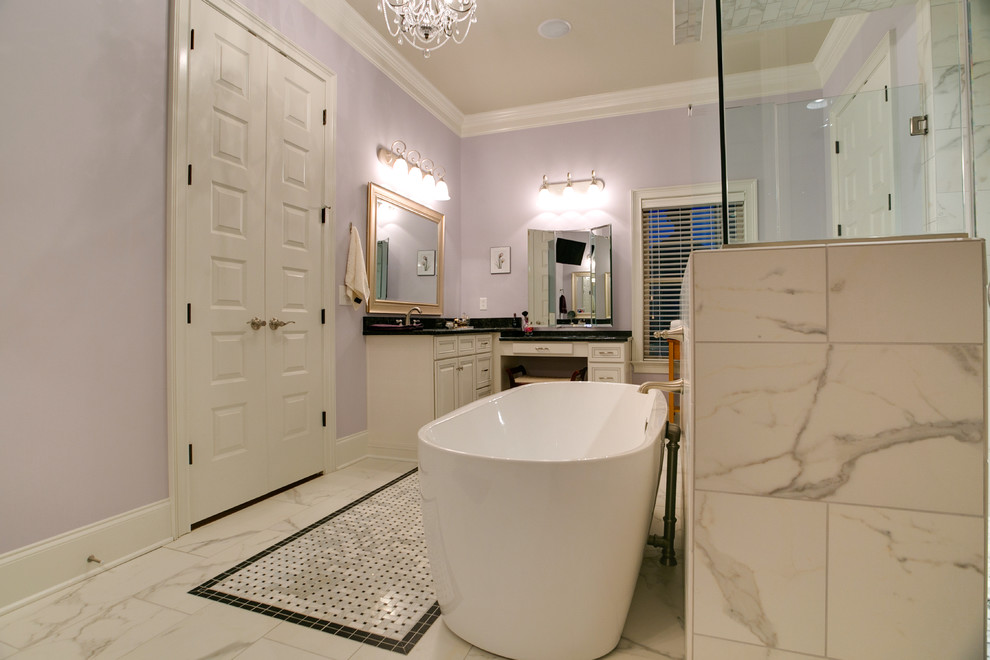 Ejemplo de cuarto de baño clásico renovado grande