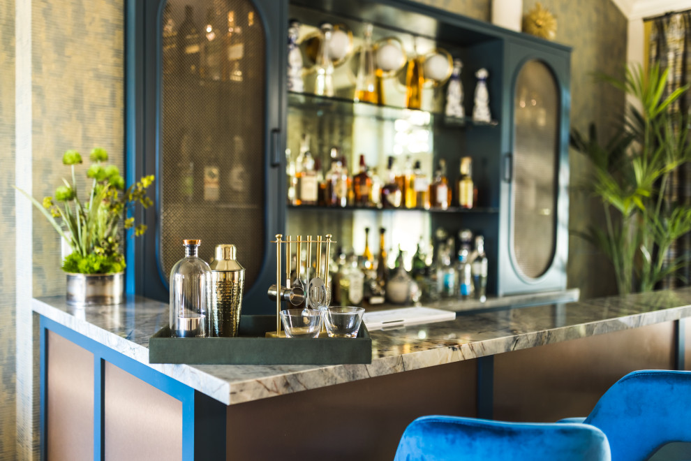 Идея дизайна: домашний бар среднего размера в стиле ретро с фасадами в стиле шейкер, синими фасадами, столешницей из кварцита, разноцветным фартуком, зеркальным фартуком, бетонным полом, серым полом и разноцветной столешницей без раковины