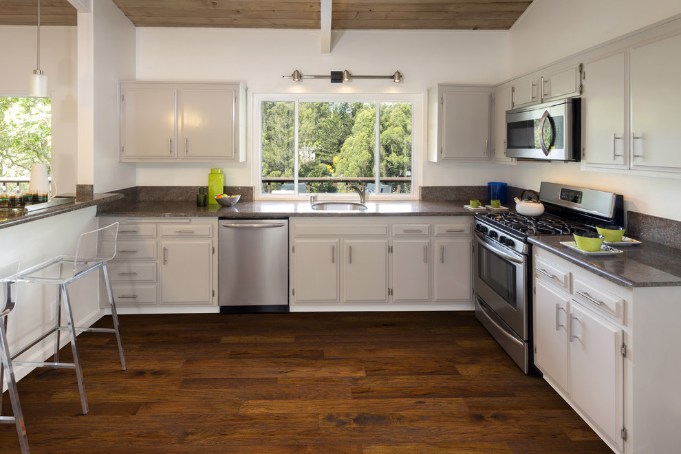 Inspiration for a timeless medium tone wood floor kitchen remodel