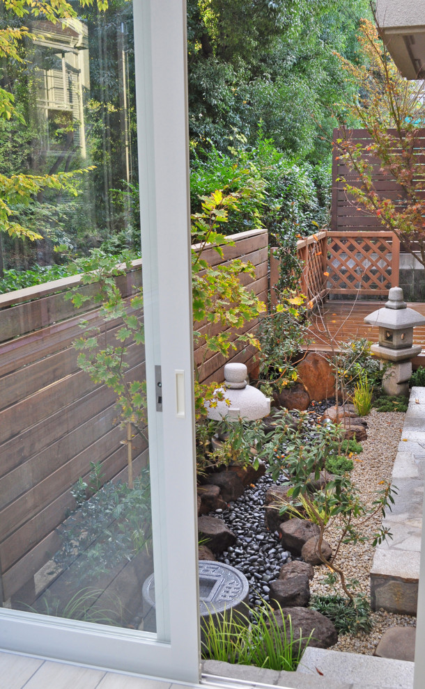 Стильный дизайн: осенний участок и сад в восточном стиле с полуденной тенью и с деревянным забором - последний тренд