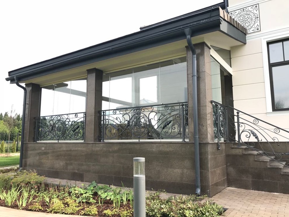 Безрамное остекление террасы дома