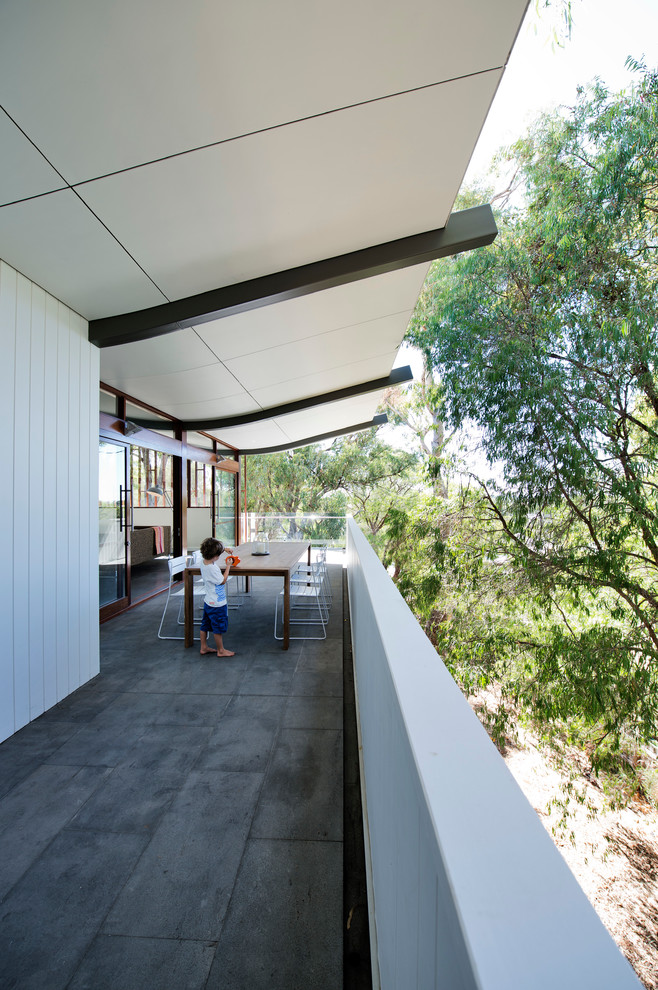 This is an example of a midcentury home design in Perth.