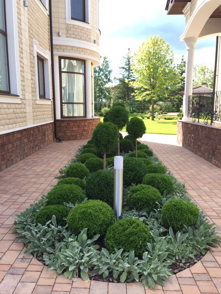 This is an example of a traditional partial sun garden for summer in Moscow.
