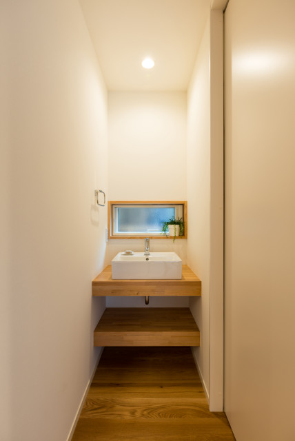逗子の家_ビルトインガレージのある軒の深い家 moderne-toilettes