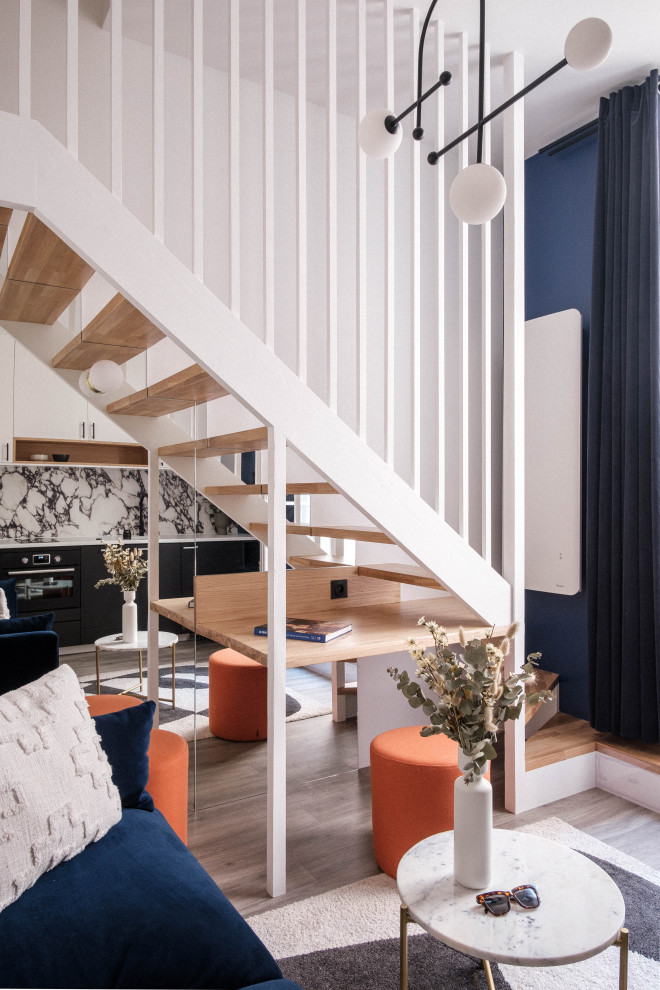 Exemple d'un petit salon blanc et bois tendance ouvert avec un escalier.