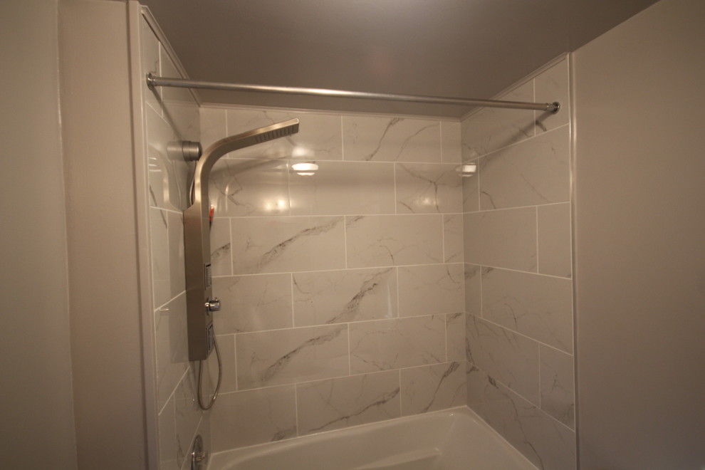 Mittelgroßes Modernes Badezimmer En Suite mit schwarz-weißen Fliesen und grauer Wandfarbe in Ottawa