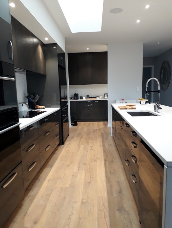 This is an example of a large modern kitchen in Christchurch.