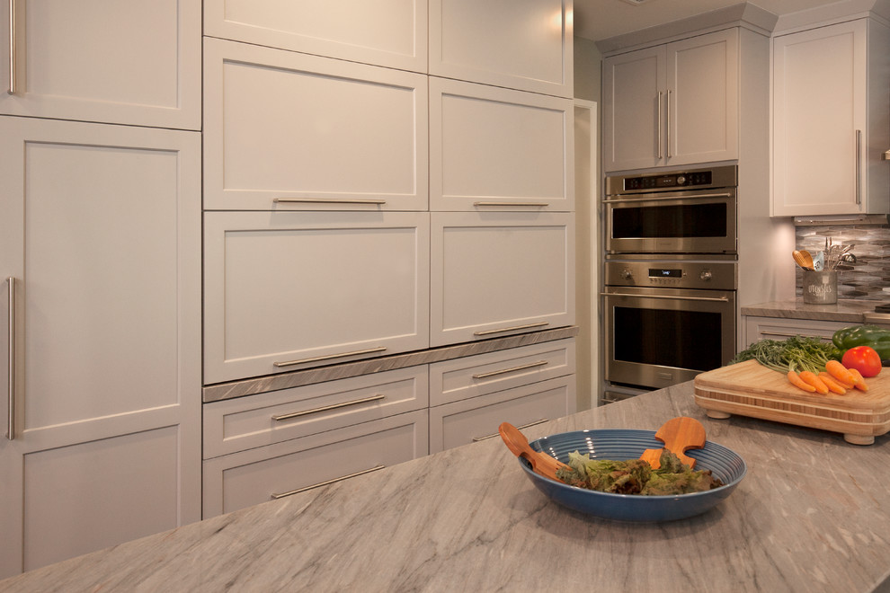 Inspiration for a mid-sized transitional eat-in kitchen in Los Angeles with grey splashback and with island.
