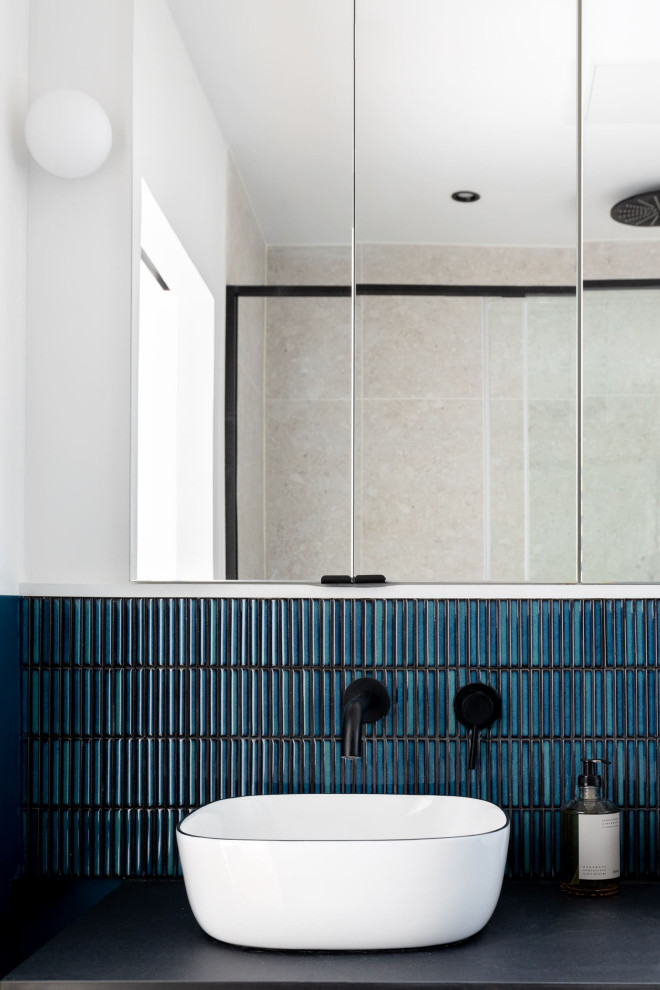 Foto di una stanza da bagno padronale scandinava di medie dimensioni con doccia a filo pavimento, ante bianche, pareti bianche, lavabo da incasso, un lavabo, mobile bagno incassato, piastrelle blu, piastrelle a mosaico e porta doccia a battente