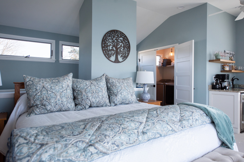 Ejemplo de dormitorio principal de tamaño medio sin chimenea con paredes azules, moqueta y suelo blanco