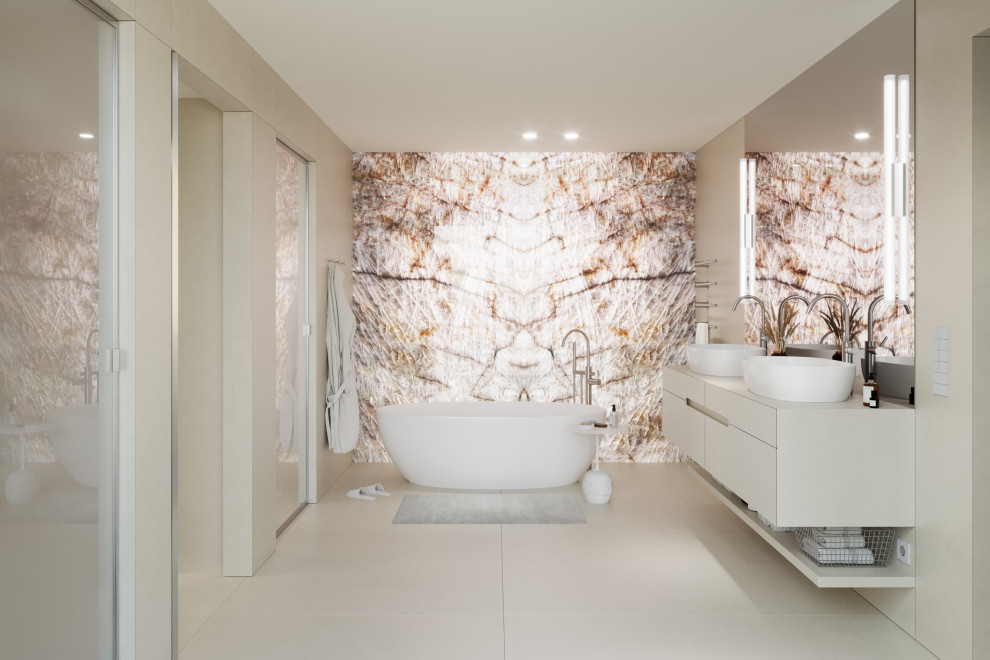 Modernes Badezimmer mit flächenbündigen Schrankfronten, beigen Schränken, freistehender Badewanne, braunen Fliesen, Steinplatten, beiger Wandfarbe, Aufsatzwaschbecken, beigem Boden, WC-Raum, Doppelwaschbecken und schwebendem Waschtisch in Sonstige