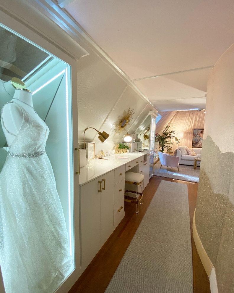 Foto di un armadio incassato per donna chic di medie dimensioni con ante di vetro, ante bianche, parquet chiaro e pavimento marrone