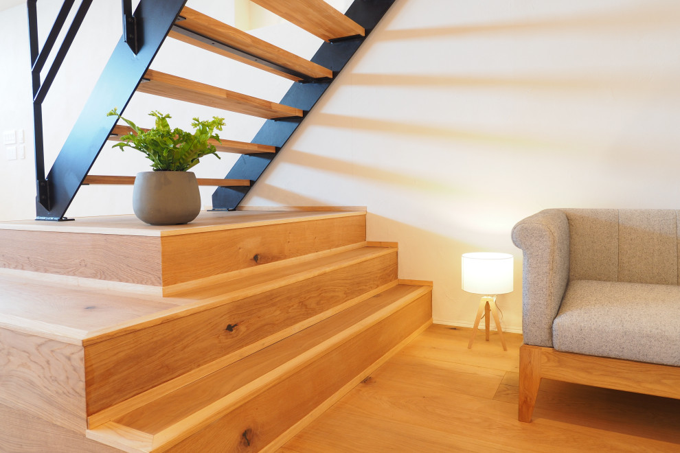 На фото: большая прямая лестница в морском стиле с деревянными ступенями и металлическими перилами с