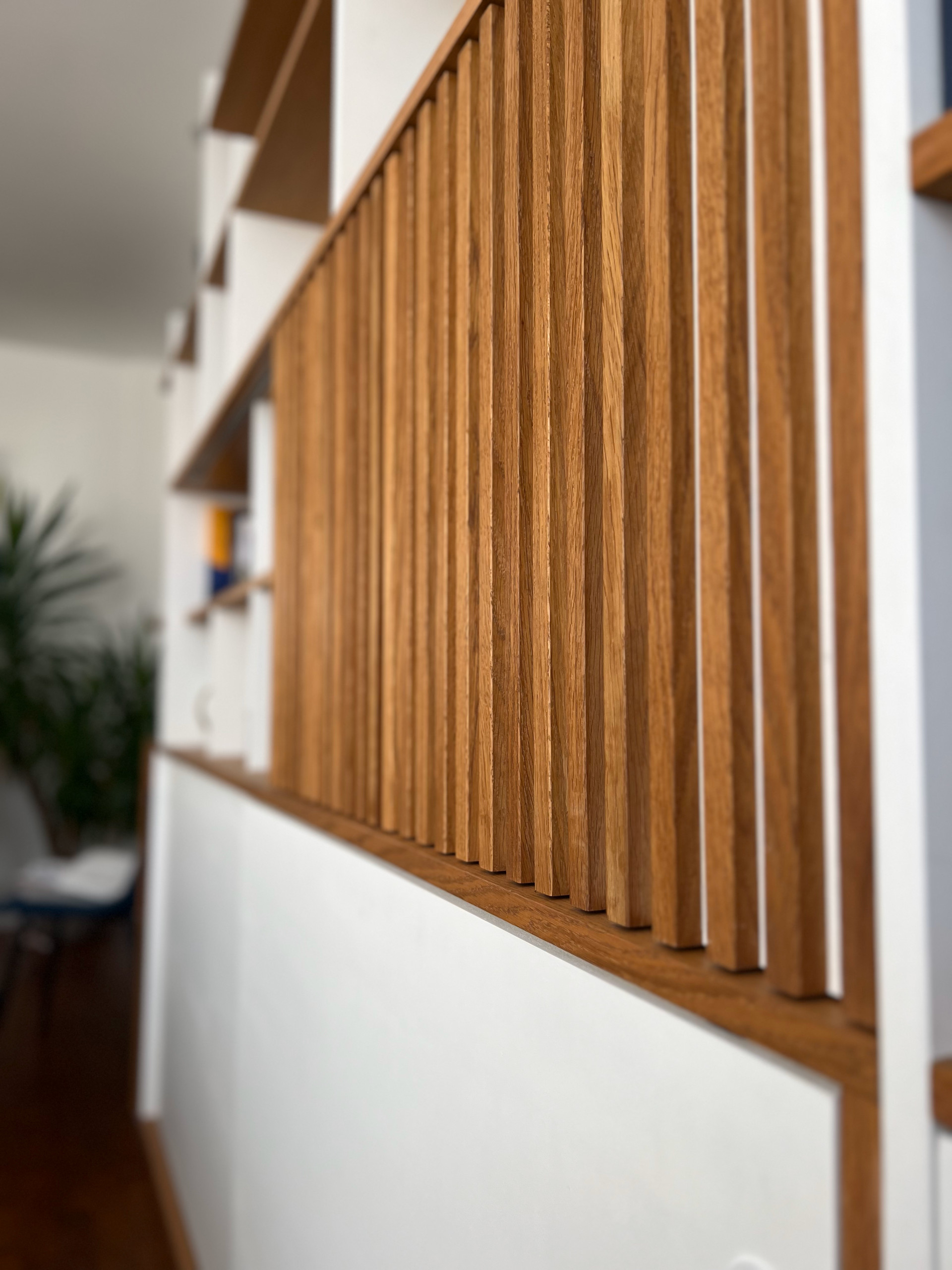 Bibliothèque-sur-mesure avec cache-tv et cache-radiateur