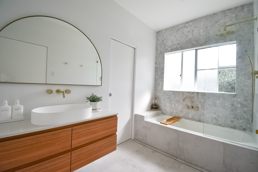 Design ideas for a contemporary bathroom in Gold Coast - Tweed.