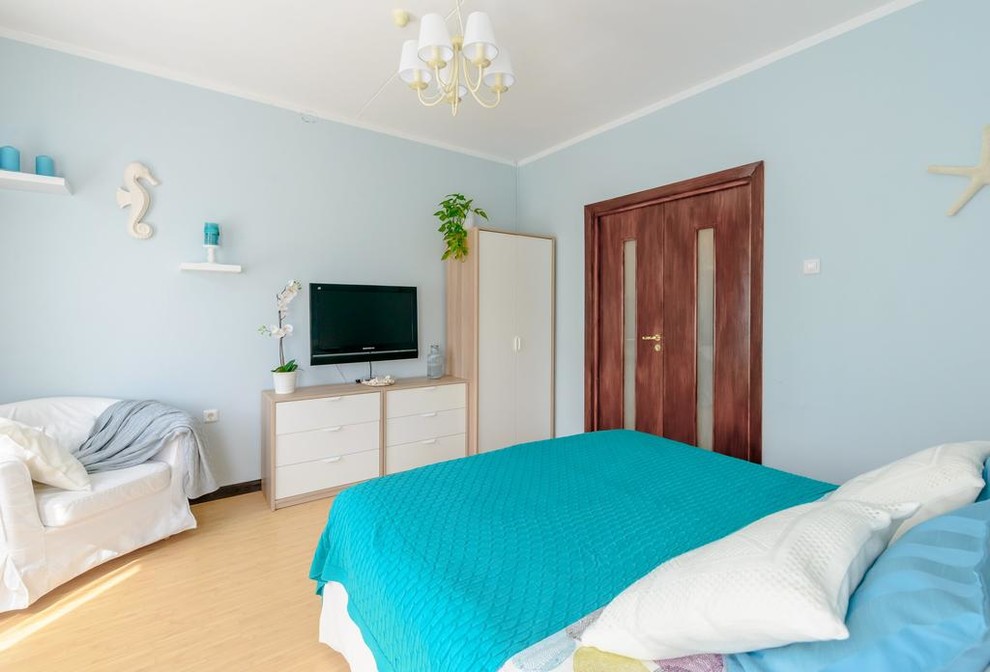 Мебель Икеи и двухстворчатая дверь