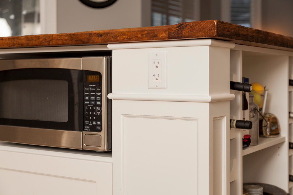 Transitional kitchen photo in Toronto