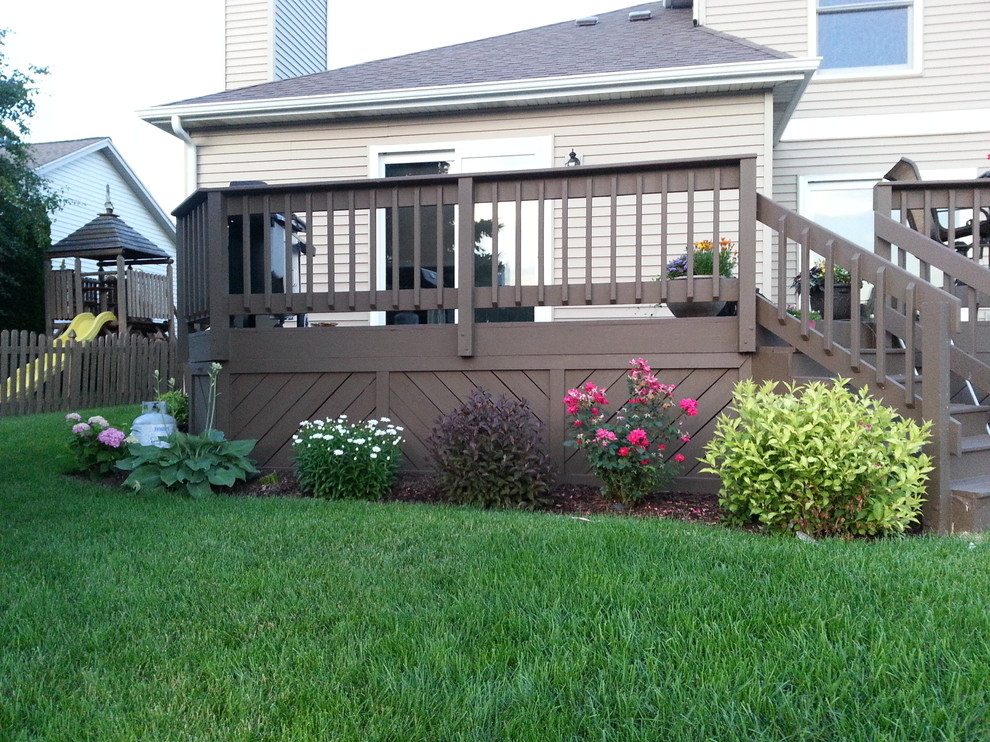 Example of a transitional home design design in Chicago
