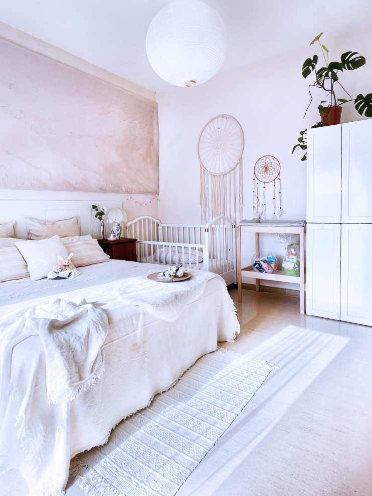Idée de décoration pour une chambre parentale tradition de taille moyenne avec un mur beige, un sol en travertin, un sol beige et du lambris.