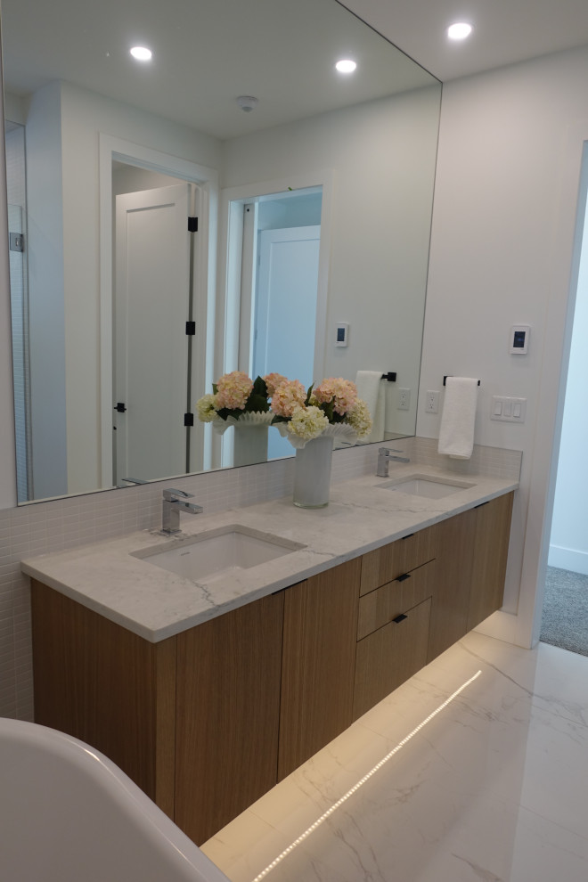 Example of a transitional home design design in Calgary