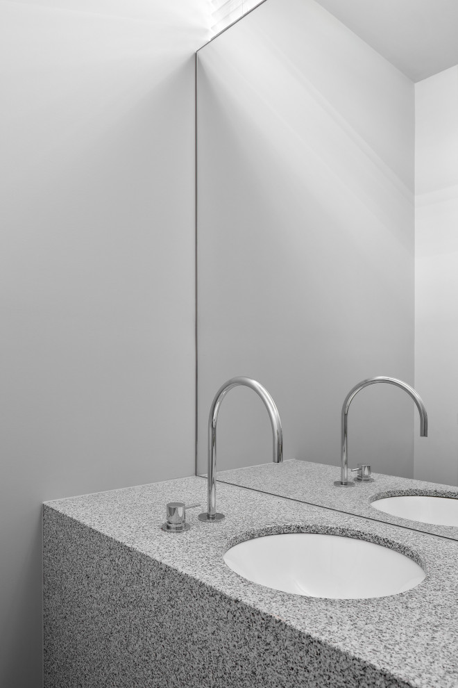 Kleines Modernes Badezimmer En Suite mit grauen Schränken, Duschnische, grauer Wandfarbe, Granit-Waschbecken/Waschtisch, grauer Waschtischplatte, Einzelwaschbecken und eingebautem Waschtisch in Melbourne
